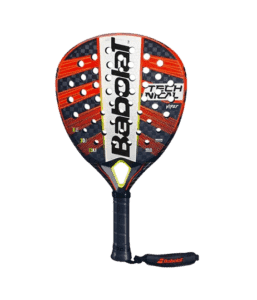 Der Babolat Technical Viper 2023 Padelschläger besticht durch ein auffälliges rot-schwarz-gelbes Design. Er verfügt über eine perforierte Schlagfläche und einen schwarzen Griff, auf dessen Oberfläche deutlich „Babolat“ zu sehen ist, was sowohl Stil als auch Leistung auf dem Platz gewährleistet.