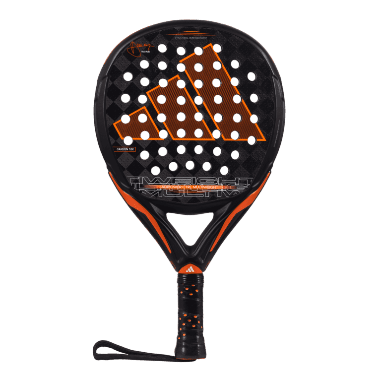 Der Adidas Adipower Multiweight Ctrl 3.3 2024 Padelschläger in Schwarz und Orange zeigt ein großes stilisiertes Logo mit kreisförmigen Ausschnitten und enthält den Text „CARBON 18K“ und „TWISTED“. Sein Griff ist mit einem orangefarbenen Muster verziert und verfügt über eine Handschlaufe.