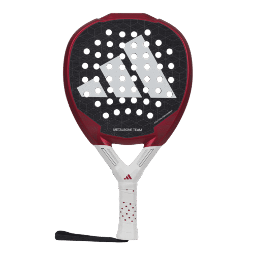 Der Adidas Metalbone Team 3.3 2024 Padelschläger zeichnet sich durch ein auffälliges rot-schwarzes Design aus, das durch ein weißes Logo mit drei diagonalen Streifen akzentuiert wird. Sein Griff ist mit weißem Griffband umhüllt und verfügt über eine schwarze Handschlaufe, die maximale Kontrolle und Komfort beim Spielen gewährleistet.