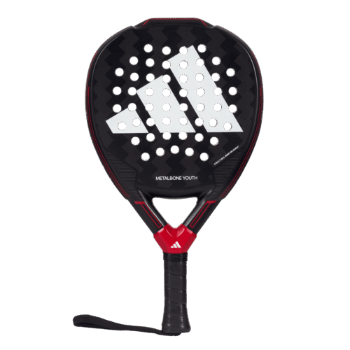Der Adidas Metalbone Youth 3.3 2024 Padelschläger zeichnet sich durch ein stilvolles schwarz-rotes Design aus, das durch ein weißes Logo mit drei diagonalen Streifen auf der Vorderseite hervorgehoben wird. Die Worte „METALBONE YOUTH“ sind deutlich über dem Griff zu sehen, der einen sicheren schwarzen Griff und eine Handschlaufe für verbesserte Leistung enthält.