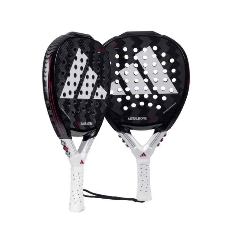 Zwei Adidas Metalbone HRD+ 2024 Padelschläger in Schwarz und Weiß, jeweils mit perforierter Oberfläche und weißem Griff. Sie weisen geometrische Muster, rote Akzente und das Wort „METALBONE“ auf der Vorderseite auf. Diese Padelschläger verfügen außerdem über eine an den Griffen befestigte Handschlaufe.