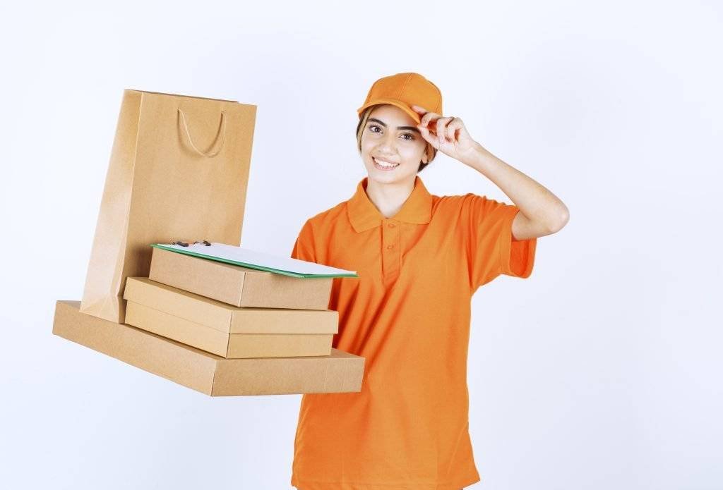 mensajero femenino uniforme naranja sosteniendo stock paquetes carton bolsas compra scaled
