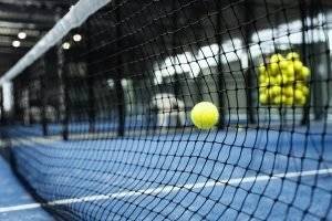 pelota padel golpeando red