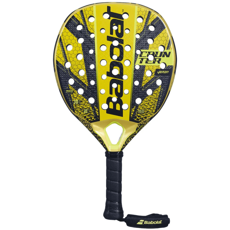 Der Babolat Counter Veron 2024 Padelschläger zeichnet sich durch ein auffälliges gelb-schwarzes Design mit perforierter Oberfläche und schwarzem Griff aus. Der Markenname ist auf der Vorderseite und dem Griff des Schlägers deutlich sichtbar, was ihn sowohl modisch als auch leicht erkennbar macht.