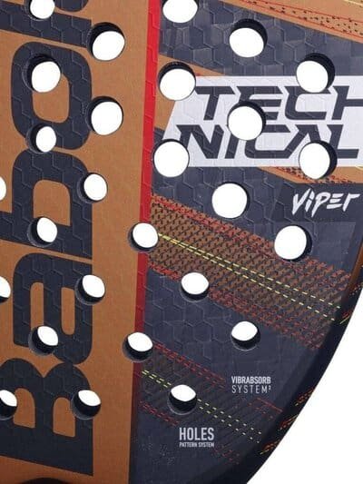 Eine Nahaufnahme des Babolat Technical Viper 2024 Padelschlägers hebt den Markennamen vor einem Wabenmuster hervor, mit einem Text, der für das fortschrittliche „Vibrabsorb System“ und „Holes Pattern System“ wirbt.