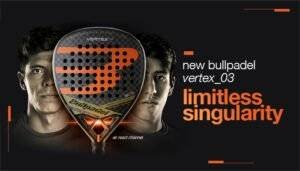 Werbebild für den Bullpadel VERTEX 03 Padelschläger. Zeigt einen grau-orangefarbenen Schläger, der deutlich zu sehen ist, mit zwei schattigen Figuren im Hintergrund. Der Text lautet: „Neuer Bullpadel Vertex_03 Limitless Singularity.“