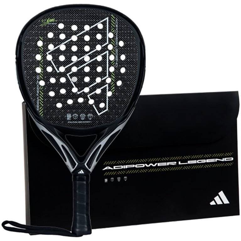 Ein schwarzer Adidas Legend 2024 Padelschläger mit perforierter Schlagfläche und geometrischem Logodesign wird neben einer passenden schwarzen Box mit der Aufschrift „ADIPOWER LEGEND“ präsentiert, die mit dezenten grünen Akzenten verziert ist.