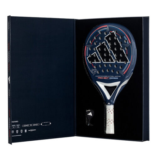 Ein Adidas Adipower Ctrl MTW Pro EDT 2024 Padelschläger in Blau und Schwarz, ergänzt durch einen weißen Griff, wird in einer offenen schwarzen Box präsentiert. Mit Logos und Produktinformationen auf der linken Seite spricht dieser Schläger Enthusiasten an, die sowohl Leistung als auch Stil suchen.