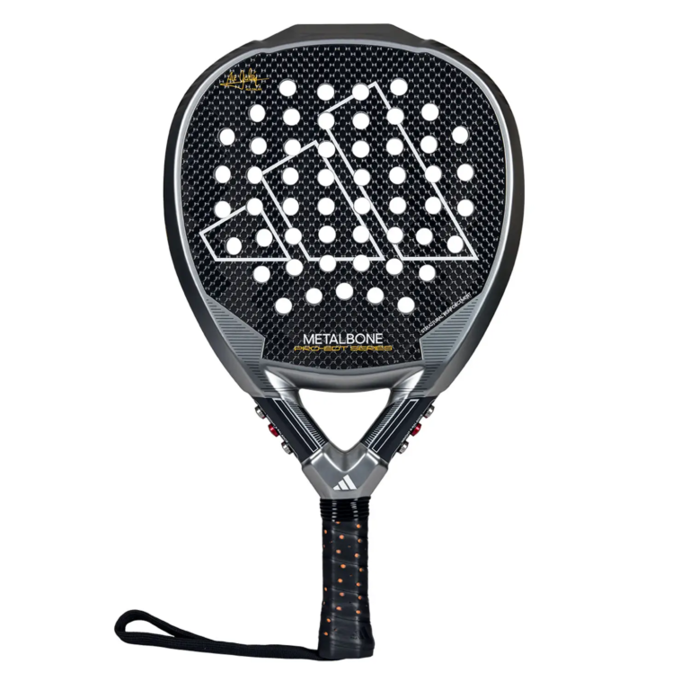 Der Adidas Metalbone Pro EDT 2024 ist ein Padelschläger in Schwarz und Grau mit einem perforierten Design, auf dessen Vorderseite der Name „METALBONE“ deutlich zu sehen ist. Er verfügt über eine Handschlaufe und weist ein einzigartiges geometrisches Muster auf, was ihn zu einer außergewöhnlichen Wahl für Padel-Enthusiasten macht.