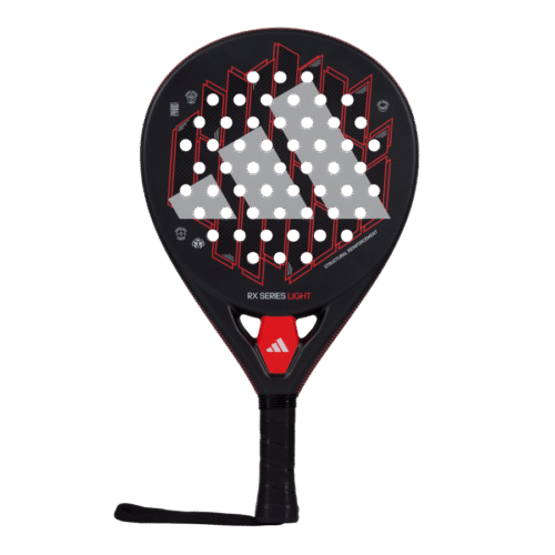 Der Adidas RX Series Light 2024 Padelschläger verfügt über eine kräftige schwarze Oberfläche mit einem rot-weißen geometrischen Design, auf dem das Logo der Marke in Weiß zu sehen ist. Sein Griff ist mit einem eleganten schwarzen Griffband umwickelt, das optimale Kontrolle auf dem Platz gewährleistet.