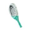 Der Padelschläger Head Gravity Motion 2025 besticht durch ein auffälliges Aquamarin- und Weiß-Design mit perforierter, runder Schlagfläche. Das „Gravity“-Branding ziert die Seite und der Griff ist mit einem passenden Grip ausgestattet, um die Leistung zu verbessern.