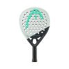 Der Padelschläger Head Gravity Pro 2025 verfügt über eine perforierte Oberfläche, die mit einem auffälligen grünen Logo und dem Wort „GRAVITY“ vor einem eleganten weiß-schwarzen Hintergrund verziert ist. Sein Griff ist schwarz umwickelt und sorgt für einen bequemen Griff.