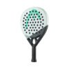 Der Padelschläger Head Gravity Pro 2025 hat einen runden Kopf mit einem markanten grünen Logo, ergänzt durch einen schwarzen Griff und kreisförmige Löcher auf der Oberfläche. Der Schläger ist mit schwarzem Griffband umwickelt und weist eine anspruchsvolle Farbpalette aus Weiß, Schwarz und Grün auf.