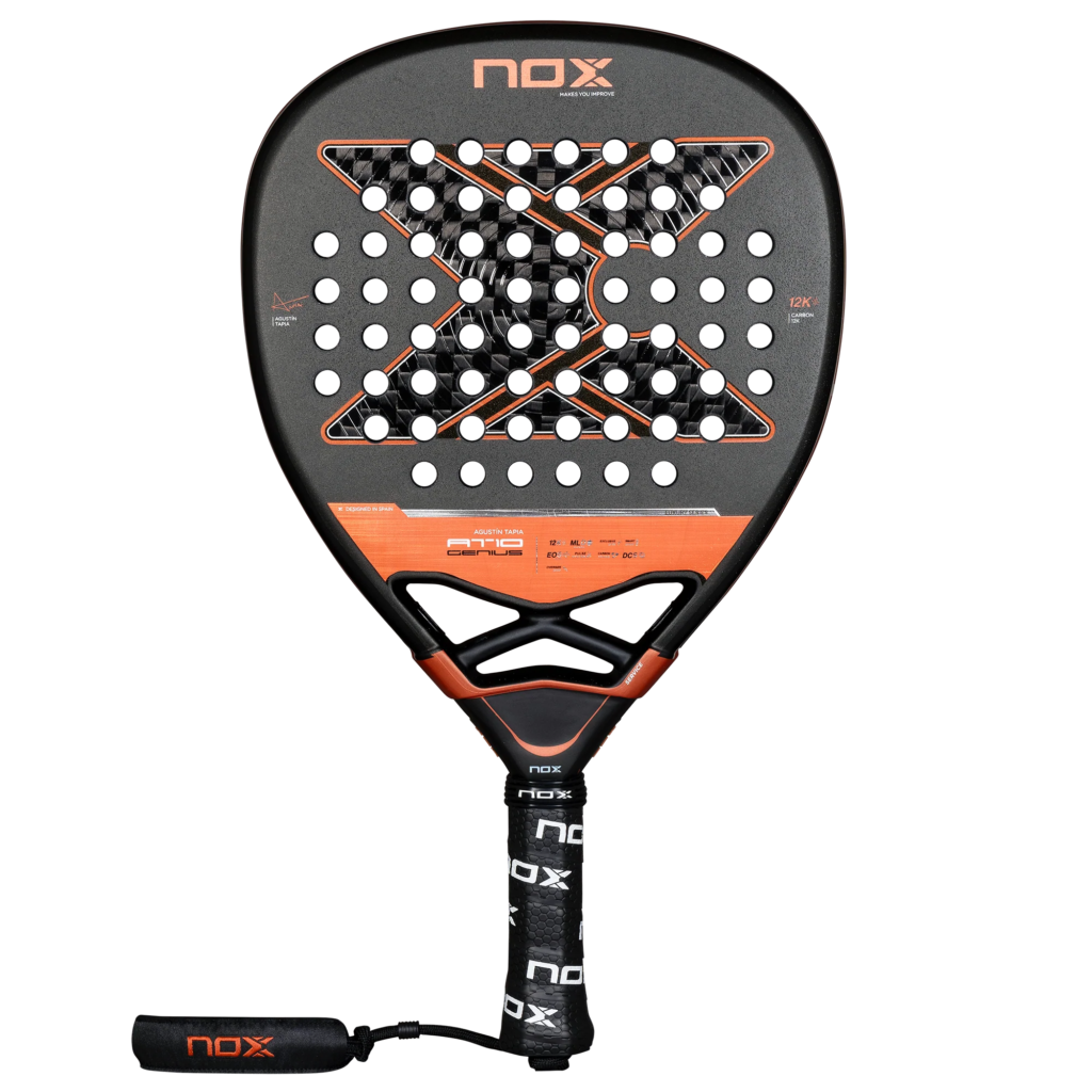 Der NOX AT10 Luxury Genius Attack 12K 2025 von Agustin Tapia Padelschläger ist ein auffälliger schwarz-orangefarbener Schläger mit perforierter Schlagfläche und einem einzigartigen X-förmigen Muster im Kern. Der schwarze Griff ist mit dem ikonischen NOX-Logo in Weiß verziert.