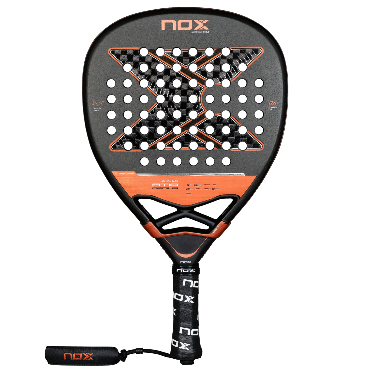 Der NOX AT10 Luxury Genius Attack 12K 2025 von Agustin Tapia Padelschläger ist ein auffälliger schwarz-orangefarbener Schläger mit perforierter Schlagfläche und einem einzigartigen X-förmigen Muster im Kern. Der schwarze Griff ist mit dem ikonischen NOX-Logo in Weiß verziert.