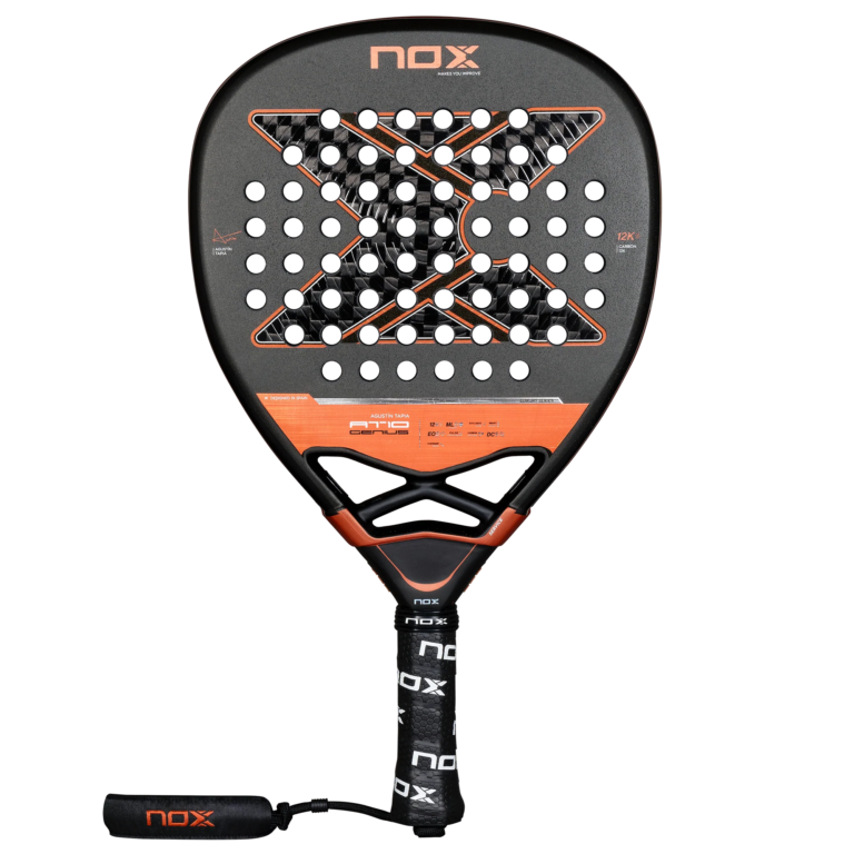 Der NOX AT10 Luxury Genius Attack 12K 2025 von Agustin Tapia Padelschläger ist ein auffälliger schwarz-orangefarbener Schläger mit perforierter Schlagfläche und einem einzigartigen X-förmigen Muster im Kern. Der schwarze Griff ist mit dem ikonischen NOX-Logo in Weiß verziert.