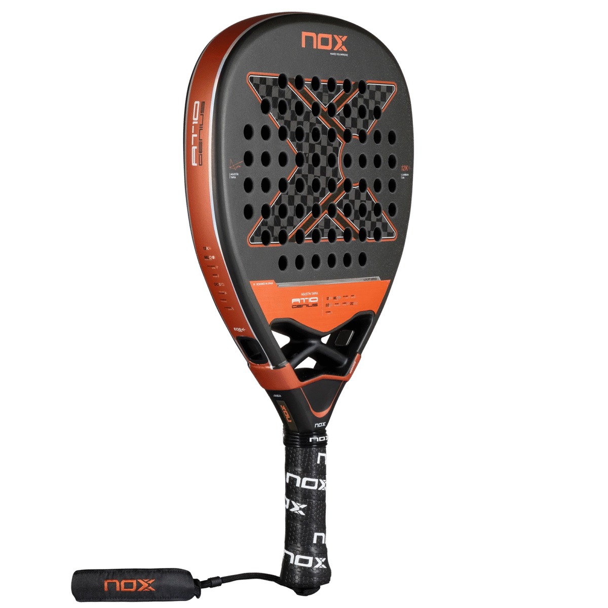 Der Padelschläger NOX AT10 Luxury Genius Attack 12K 2025 von Agustin Tapia zeichnet sich durch eine kräftige rot-schwarze Ästhetik mit perforierter Schlagfläche und „NOX“-Branding oben aus. Sein Griff ist mit einem schwarzen Griff verziert, der durch einen orangefarbenen Markenschriftzug hervorgehoben wird.