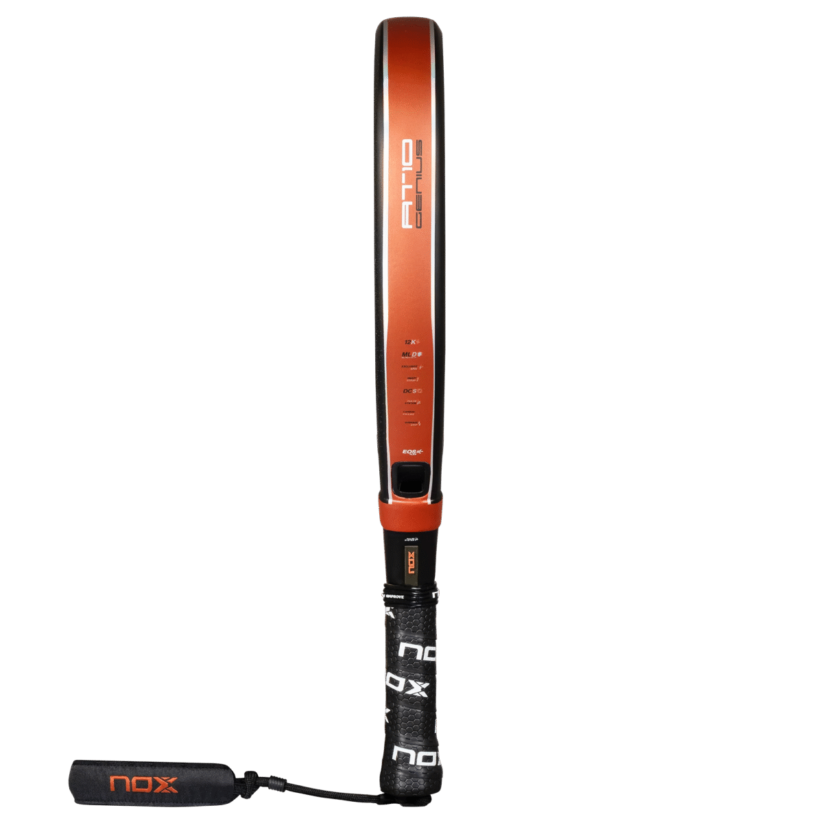 Diese Seitenansicht des NOX AT10 Luxury Genius Attack 12K 2025 von Agustin Tapia Padelschläger hebt sein elegantes schwarz-orangefarbenes Design hervor. Der Griff verfügt über einen schwarzen Griff mit dem ikonischen weißen „NOX“-Branding sowie einen schwarzen Riemen für zusätzliche Sicherheit.