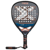 Der NOX AT10 Genius Attack 18K 2025 Agustin Tapia Padelschläger verfügt über einen schlanken schwarzen Rahmen, der mit einem auffälligen orangefarbenen X-Design und einer perforierten Schlagfläche verziert ist. Inspiriert von Agustin Tapia kombiniert der Griff Schwarz mit orangefarbenen Akzenten und sorgt so für Präzision und Stil für jeden Spieler im Jahr 2025.