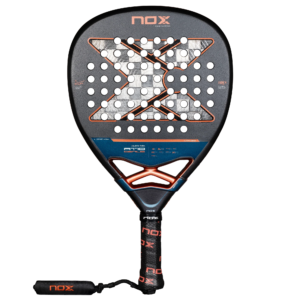 Der NOX AT10 Genius Attack 18K 2025 Agustin Tapia Padelschläger verfügt über einen schlanken schwarzen Rahmen, der mit einem auffälligen orangefarbenen X-Design und einer perforierten Schlagfläche verziert ist. Inspiriert von Agustin Tapia kombiniert der Griff Schwarz mit orangefarbenen Akzenten und sorgt so für Präzision und Stil für jeden Spieler im Jahr 2025.