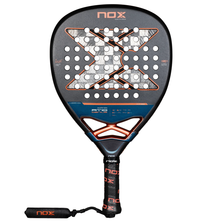 Der NOX AT10 Genius Attack 18K 2025 Agustin Tapia Padelschläger verfügt über einen schlanken schwarzen Rahmen, der mit einem auffälligen orangefarbenen X-Design und einer perforierten Schlagfläche verziert ist. Inspiriert von Agustin Tapia kombiniert der Griff Schwarz mit orangefarbenen Akzenten und sorgt so für Präzision und Stil für jeden Spieler im Jahr 2025.