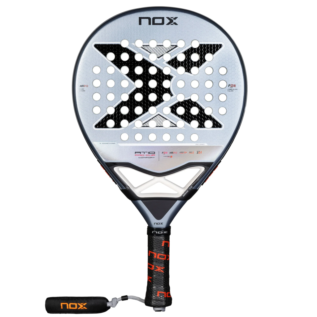 Dieser NOX AT10 Pro Cup Comfort 2025 Padelschläger zeichnet sich durch eine moderne schwarz-silberne Ästhetik aus, die durch ein markantes perforiertes „X“ in der Mitte hervorgehoben wird. Der Griff ist mit einem schwarzen Griff ausgestattet, der durch leuchtend orangefarbene Details akzentuiert wird, während der Markenname „NOX“ sowohl auf dem Kopf als auch auf der Griffschlaufe deutlich zu erkennen ist.