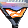 Nahaufnahme des NOX AT10 Pro Cup Comfort 2025 Padelschlägers, der seine Farbpalette in Silber und Orange hervorhebt. Das Design zeichnet sich durch das Label „Pro Cup“ sowie detaillierte technische Elemente aus, darunter FGC-Technologie und einen HR3-Kern für verbesserte Leistung.