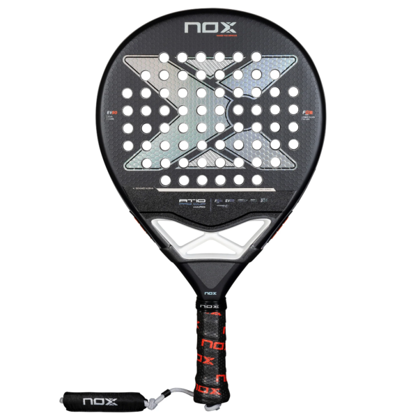 Der NOX AT10 Pro Cup HARD 2025 Padelschläger in Schwarz verfügt über einen runden Kopf, der mit einem markanten „X“-Muster aus winzigen Löchern verziert ist. Sein Griff, der mit schwarzem Griffband umwickelt und mit dem roten „NOX“-Schriftzug akzentuiert ist, wird durch Logos und Texte auf dem Kopf aufgewertet, die die Marken- und Modelldetails hervorheben.