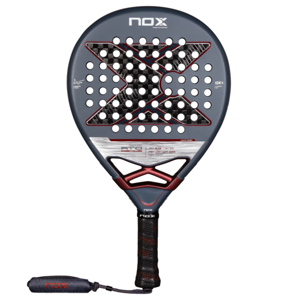 Der NOX AT10 Luxury Genius 12K 2025 von Agustin Tapia Padelschläger ist ein beeindruckender Padelschläger mit einem eleganten schwarz-dunkelroten Design. Er verfügt über eine perforierte Oberfläche mit einem markanten „X“-Muster sowie ein schwarzes Griffband am Griff und einen ikonischen „NOX“-Gurt für optimale Kontrolle.