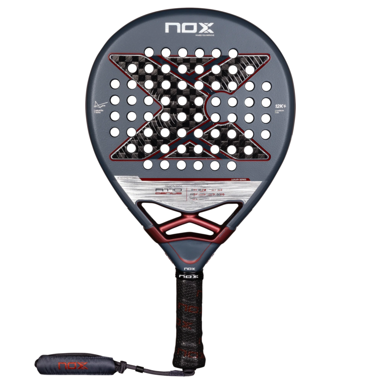 Der NOX AT10 Luxury Genius 12K 2025 von Agustin Tapia Padelschläger ist ein beeindruckender Padelschläger mit einem eleganten schwarz-dunkelroten Design. Er verfügt über eine perforierte Oberfläche mit einem markanten „X“-Muster sowie ein schwarzes Griffband am Griff und einen ikonischen „NOX“-Gurt für optimale Kontrolle.