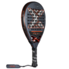 Der NOX AT10 Genius 18K 2025 von Agustin Tapia Padelschläger ist ein auffälliger schwarz-roter Padelschläger, der durch ein markantes X-Design hervorgehoben wird. Der Griff ist für zusätzlichen Komfort mit schwarzem Band mit der weißen Aufschrift „Nox“ umwickelt, während die kleinen Löcher und roten Akzente des Rahmens seinen Stil unterstreichen. Eine praktische schwarze Handschlaufe rundet sein Erscheinungsbild ab.