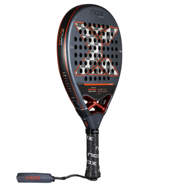 Der NOX AT10 Genius 18K 2025 von Agustin Tapia Padelschläger ist ein auffälliger schwarz-roter Padelschläger, der durch ein markantes X-Design hervorgehoben wird. Der Griff ist für zusätzlichen Komfort mit schwarzem Band mit der weißen Aufschrift „Nox“ umwickelt, während die kleinen Löcher und roten Akzente des Rahmens seinen Stil unterstreichen. Eine praktische schwarze Handschlaufe rundet sein Erscheinungsbild ab.