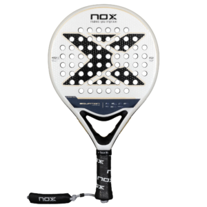 Der NOX EQUATION Advanced 2025 Padelschläger zeichnet sich durch ein raffiniertes weißes Design aus, das durch ein markantes „X“ in der Mitte hervorgehoben wird und durch gut platzierte Perforationen auf der Schlagfläche ergänzt wird. Der schwarz ummantelte Griff zeigt deutlich das „Nox“-Branding und verbindet nahtlos Spitzentechnologie mit raffinierter Eleganz.