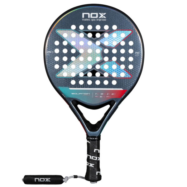 Der NOX EQUATION Light W Advance 2025 Padelschläger zeichnet sich durch ein elegantes schwarz-mehrfarbiges Design mit einem perforierten Muster aus. Auf dem Griff ist ein fettgedrucktes „Nox“ abgebildet, während ein auffälliges großes „X“-Logo die Oberfläche verschönert und so bei jedem Spiel nahtlos Stil mit Leistung verbindet.