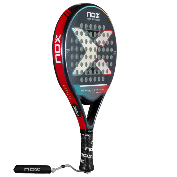 Der NOX EQUATION Light W Advance 2025 Padelschläger verfügt über einen runden Kopf und ein elegantes schwarz-rotes Design. Er hat eine perforierte Oberfläche für eine verbesserte Spin-Kontrolle, während der Markengriff mit Handschlaufe Komfort und Sicherheit bei intensiven Matches bietet.