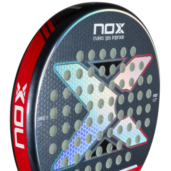 Eine Nahaufnahme eines NOX EQUATION Light W Advance 2025 Padelschlägers zeigt ein auffälliges rot-blaues Farbschema. Der Padelschläger weist ein einzigartiges „X“-Design mit kreisförmigen Löchern auf und sein Branding sowie der Slogan „makes you improve“ sind deutlich sichtbar.