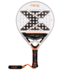 Der NOX ML10 QUANTUM 3K Miguel Lamperti Padelschläger zeichnet sich durch ein auffälliges Design in Schwarz, Rot und Weiß mit dem ikonischen „X“-Muster und einer perforierten Schlagfläche aus. Er wird von Miguel Lamperti empfohlen, zeigt deutlich das „NOX“-Branding und verfügt über einen orangefarbenen Griff für Stil und Leistung.