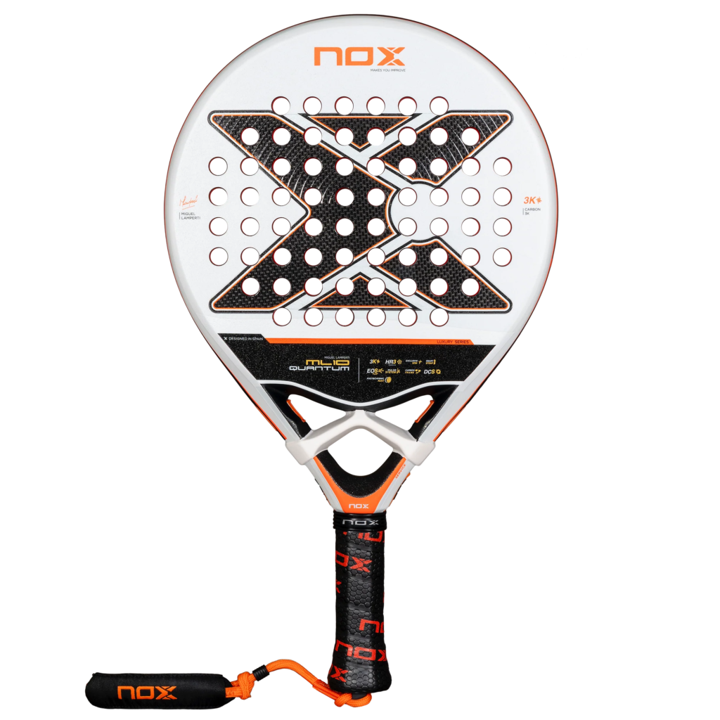 Der NOX ML10 QUANTUM 3K Miguel Lamperti Padelschläger zeichnet sich durch ein auffälliges Design in Schwarz, Rot und Weiß mit dem ikonischen „X“-Muster und einer perforierten Schlagfläche aus. Er wird von Miguel Lamperti empfohlen, zeigt deutlich das „NOX“-Branding und verfügt über einen orangefarbenen Griff für Stil und Leistung.