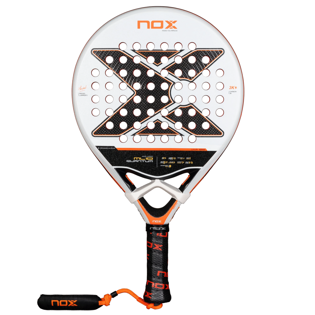 Der NOX ML10 QUANTUM 3K Miguel Lamperti Padelschläger zeichnet sich durch ein auffälliges Design in Schwarz, Rot und Weiß mit dem ikonischen „X“-Muster und einer perforierten Schlagfläche aus. Er wird von Miguel Lamperti empfohlen, zeigt deutlich das „NOX“-Branding und verfügt über einen orangefarbenen Griff für Stil und Leistung.