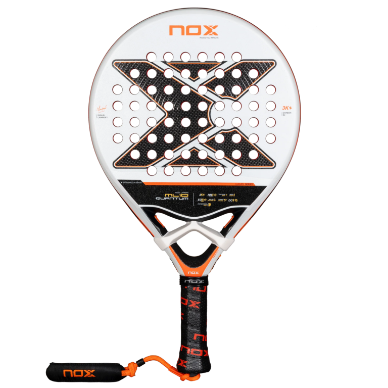 Der NOX ML10 QUANTUM 3K Miguel Lamperti Padelschläger zeichnet sich durch ein auffälliges Design in Schwarz, Rot und Weiß mit dem ikonischen „X“-Muster und einer perforierten Schlagfläche aus. Er wird von Miguel Lamperti empfohlen, zeigt deutlich das „NOX“-Branding und verfügt über einen orangefarbenen Griff für Stil und Leistung.