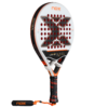 Der NOX ML10 QUANTUM 3K Miguel Lamperti Padelschläger, der in Zusammenarbeit mit Miguel Lamperti hergestellt wurde, besticht durch ein auffälliges rot-schwarzes Design. Sein Kopf ist mit sechseckigen Löchern versehen und weist ein markantes schwarzes „X“ auf. Der mit roten Akzenten verzierte Griff zeigt deutlich den Markennamen „NOX“.