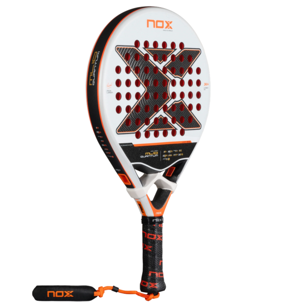 Der NOX ML10 QUANTUM 3K Miguel Lamperti Padelschläger, der in Zusammenarbeit mit Miguel Lamperti hergestellt wurde, besticht durch ein auffälliges rot-schwarzes Design. Sein Kopf ist mit sechseckigen Löchern versehen und weist ein markantes schwarzes „X“ auf. Der mit roten Akzenten verzierte Griff zeigt deutlich den Markennamen „NOX“.