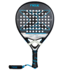 Der NOX TL10 QUANTUM 12K Tino Libaak Padelschläger weist die typische Ästhetik von Tino Libaak auf und ist in Schwarz und Blau gehalten. In der Mitte befindet sich ein großes „X“ und mehrere Perforationen. Er verfügt über einen gepolsterten Griff, eine Handschlaufe und trägt oben deutlich den Markennamen „Nox“.