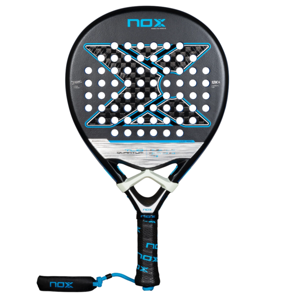 Der NOX TL10 QUANTUM 12K Tino Libaak Padelschläger weist die typische Ästhetik von Tino Libaak auf und ist in Schwarz und Blau gehalten. In der Mitte befindet sich ein großes „X“ und mehrere Perforationen. Er verfügt über einen gepolsterten Griff, eine Handschlaufe und trägt oben deutlich den Markennamen „Nox“.