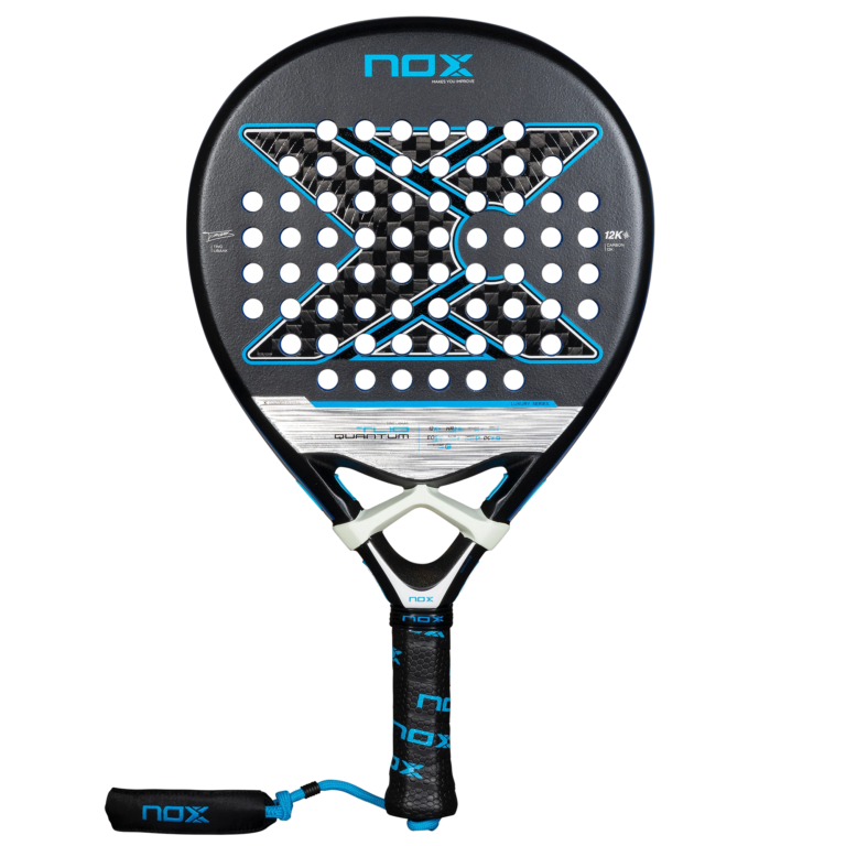 Der NOX TL10 QUANTUM 12K Tino Libaak Padelschläger weist die typische Ästhetik von Tino Libaak auf und ist in Schwarz und Blau gehalten. In der Mitte befindet sich ein großes „X“ und mehrere Perforationen. Er verfügt über einen gepolsterten Griff, eine Handschlaufe und trägt oben deutlich den Markennamen „Nox“.