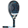 Der NOX TL10 QUANTUM 12K Tino Libaak Padelschläger verfügt über ein stilvolles schwarz-blaues Design mit einer wabenförmigen Oberfläche, die mit einem Sternenmotiv verziert ist. Er ist mit einem strukturierten Griff und einer Handschlaufe für sicheres Spielen ausgestattet.