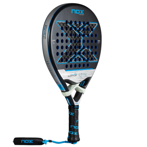 Der NOX TL10 QUANTUM 12K Tino Libaak Padelschläger verfügt über ein stilvolles schwarz-blaues Design mit einer wabenförmigen Oberfläche, die mit einem Sternenmotiv verziert ist. Er ist mit einem strukturierten Griff und einer Handschlaufe für sicheres Spielen ausgestattet.