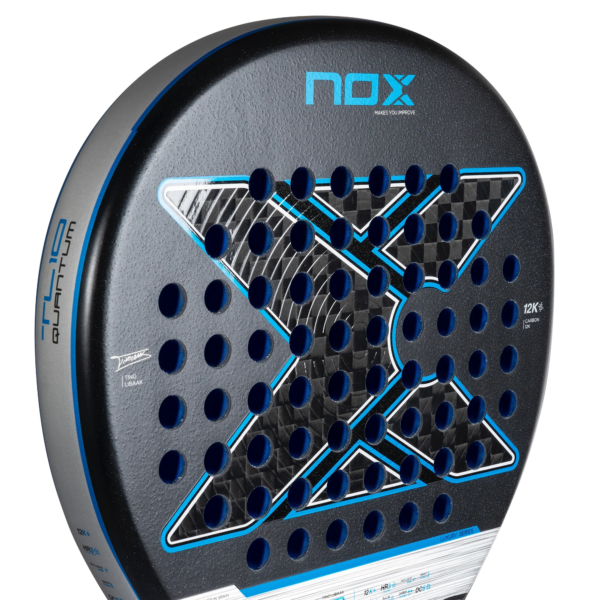 Nahaufnahme des NOX TL10 QUANTUM 12K Tino Libaak Padelschlägers mit stilvollem schwarz-blauem Design. Die Oberfläche weist ein strukturiertes Muster mit kreisförmigen Löchern und dem charakteristischen großen „X“ in der Mitte auf. Der Markenname und die Spezifikationen, einschließlich „QUANTUM 12K“, sind an den Seiten und oben deutlich sichtbar.