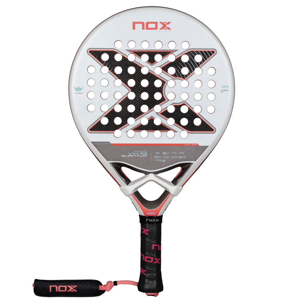 Der NOX VK10 QUANTUM 3K Padelschläger von Aranzazu Osoro verfügt über einen runden Kopf mit auffälligen schwarz-roten Grafiken und zahlreichen Löchern. Er hat einen gepolsterten Griff mit „Nox“-Branding und ist mit einem sicheren Sicherheitsgurt ausgestattet, der Höchstleistungen auf dem Platz gewährleistet.