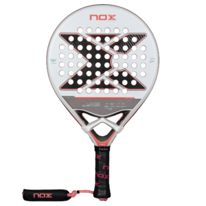 Der NOX VK10 QUANTUM 3K Padelschläger von Aranzazu Osoro verfügt über einen runden Kopf mit auffälligen schwarz-roten Grafiken und zahlreichen Löchern. Er hat einen gepolsterten Griff mit „Nox“-Branding und ist mit einem sicheren Sicherheitsgurt ausgestattet, der Höchstleistungen auf dem Platz gewährleistet.